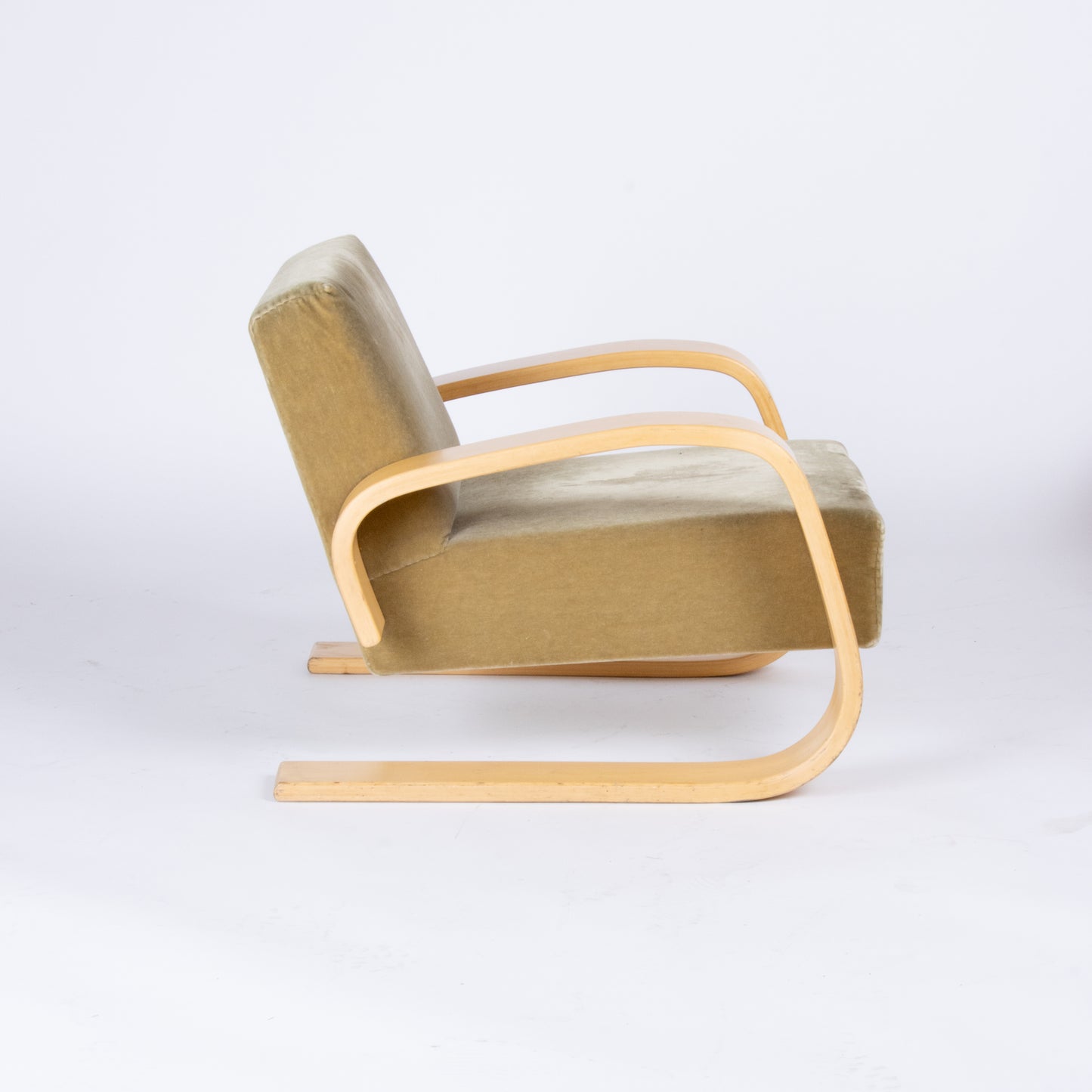 Customizable Alvar Aalto 400 Lounge Chair